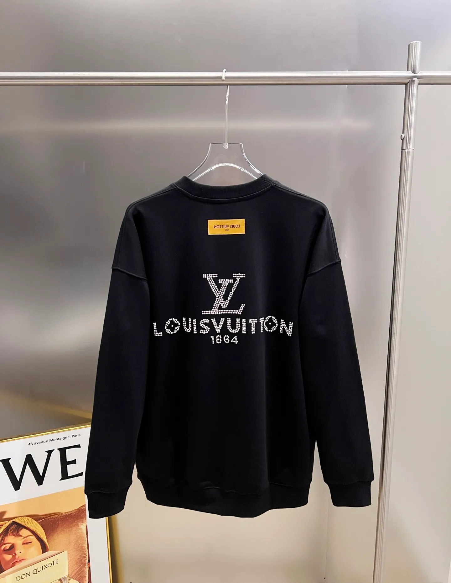 🅿️260 1v Louis*2025 new autumn and winter round neck long-sleeved sweatshirt, large V letter pearl diamond craft design, high-end version! Highly breathable and comfortable, customized double yarn plain cotton fabric. Short-sleeved T-shirt. Same style for men and women. Sizes S M L XL XXL Five sizes black white